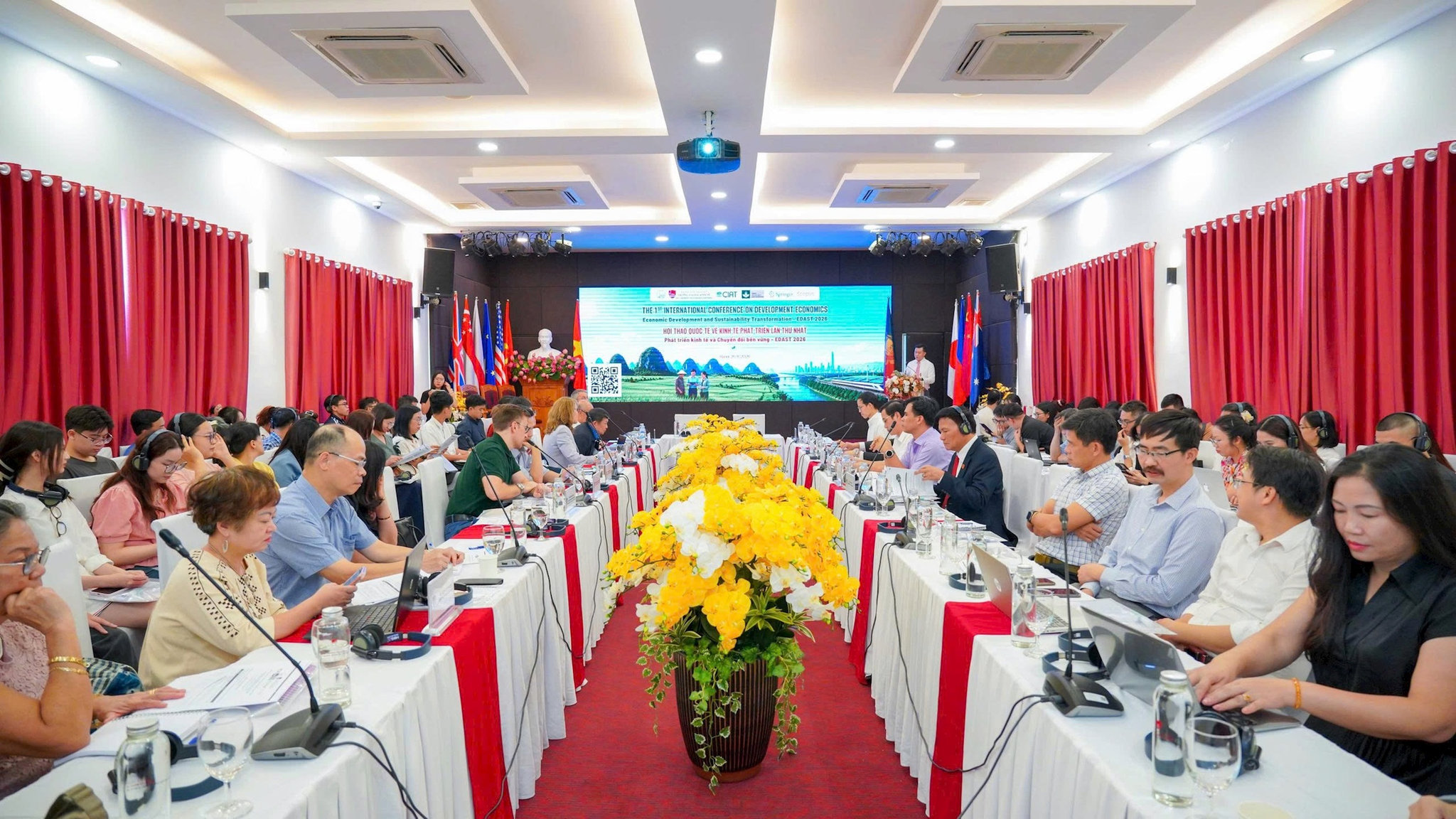 Kết nối tri thức quốc tế với những vấn đề phát triển của Việt Nam