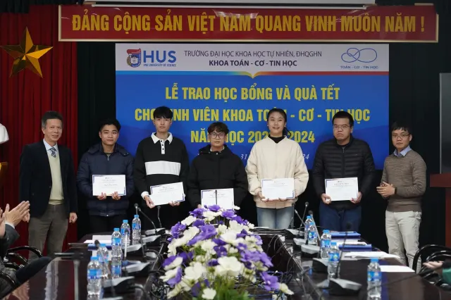 Sinh viên và học viên cao học Khoa Toán – Cơ – Tin học, nhận học bổng và quà Tết trị giá hơn một tỉ đồng
